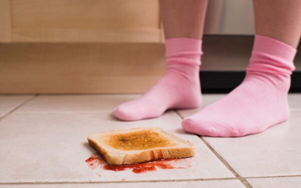 Ar tikrai saugu valgyti nukritusį maistą? 5 sekundžių taisyklė ne visada garantuoja švarą