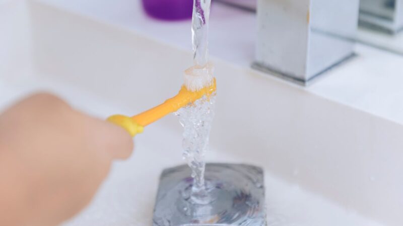 Ar verta drėkinti dantų šepetėlį prieš valant dantis?