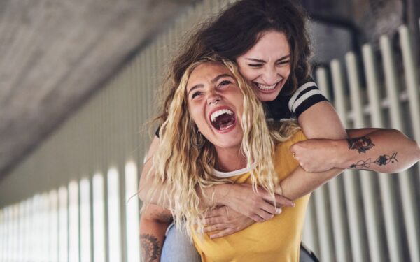 Kaip artimi draugai sinchronizuoja savo smegenų veiklą: mokslo atradimas