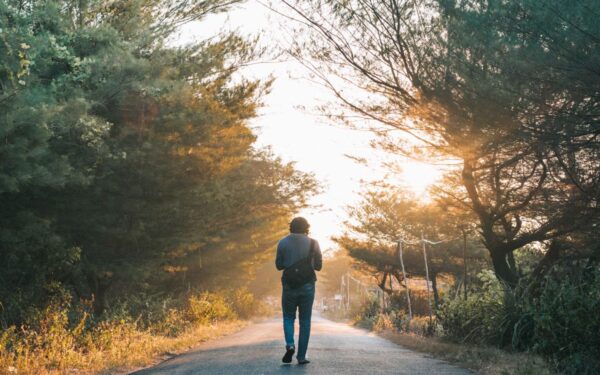 Kaip kasdieniai pasivaikščiojimai gali pagerinti sveikatą be 10 000 žingsnių tikslų