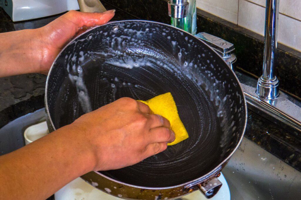 Kaip plauti keptuves su nelimpančia danga?