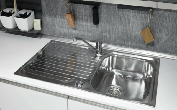 Kaip prižiūrėti nerūdijančio plieno paviršius be dėmių ir juostelių?