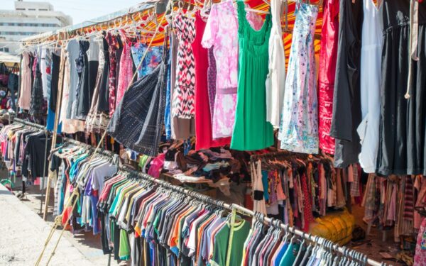 Kaip sėkmingai apsipirkti dėvėtų drabužių parduotuvėje: svarbiausi patarimai