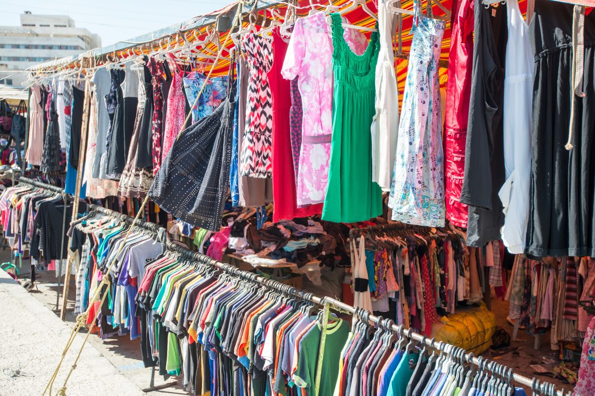 Kaip sėkmingai apsipirkti dėvėtų drabužių parduotuvėje: svarbiausi patarimai