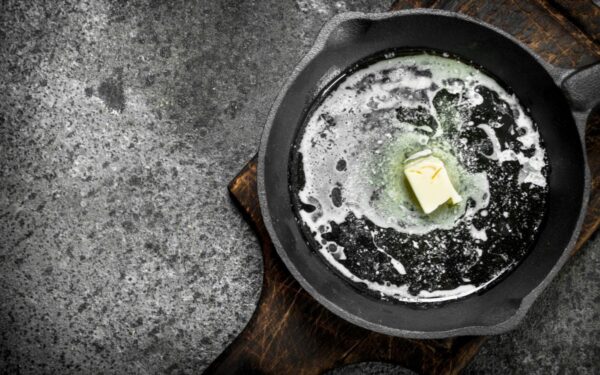 Kodėl kepant maišomas augalinis aliejus ir sviestas?