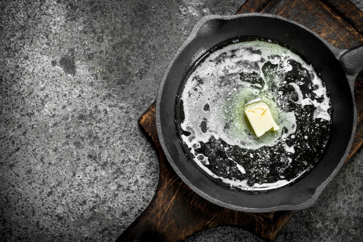 Kodėl kepant maišomas augalinis aliejus ir sviestas?