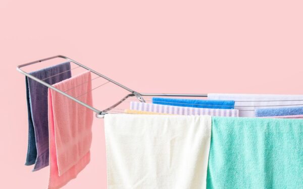 Kodėl nereikėtų džiovinti drabužių savo bute?
