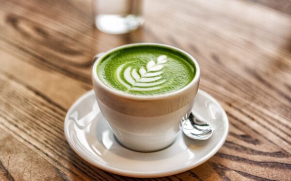 Matcha – žalioji arbata, kuri ne tik skaniai gaivina, bet ir teikia naudos sveikatai