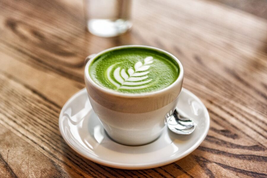 Matcha – žalioji arbata, kuri ne tik skaniai gaivina, bet ir teikia naudos sveikatai