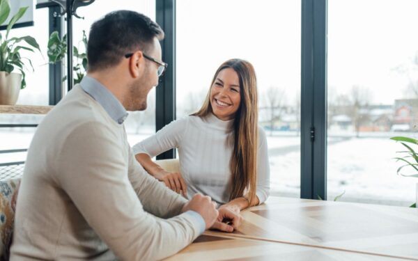 Pirmas pasimatymas: kokius klausimus užduoti, kad sukurtumėte tikrą ryšį