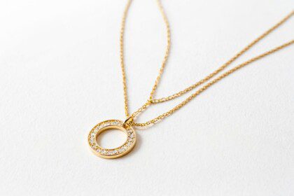 Kokie pakabukų su deimantais dizainai šiuo metu madingi?