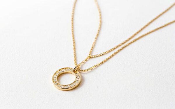 Kokie pakabukų su deimantais dizainai šiuo metu madingi?