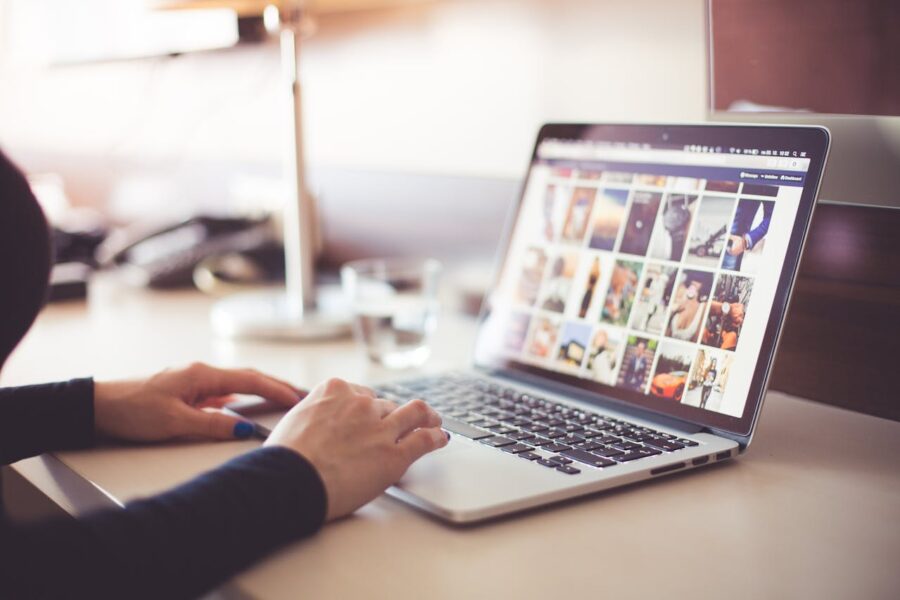 Skaitmeninės erdvės galia: kaip internetas formuoja šiuolaikinį poilsio supratimą