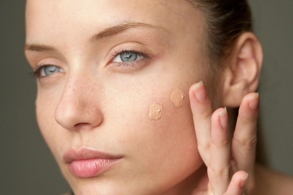 Makiažo pagrindas ir tepimas rankomis