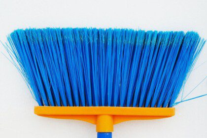 Plastikinio maišelio ant šluotos triukas: atsisveikinkite su dulkių siurbliu