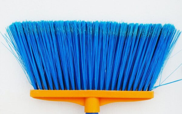 Plastikinio maišelio ant šluotos triukas: atsisveikinkite su dulkių siurbliu