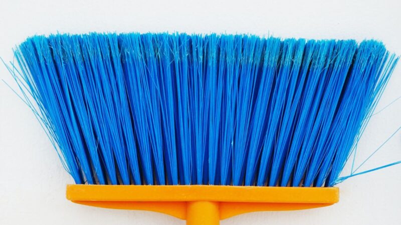 Plastikinio maišelio ant šluotos triukas: atsisveikinkite su dulkių siurbliu