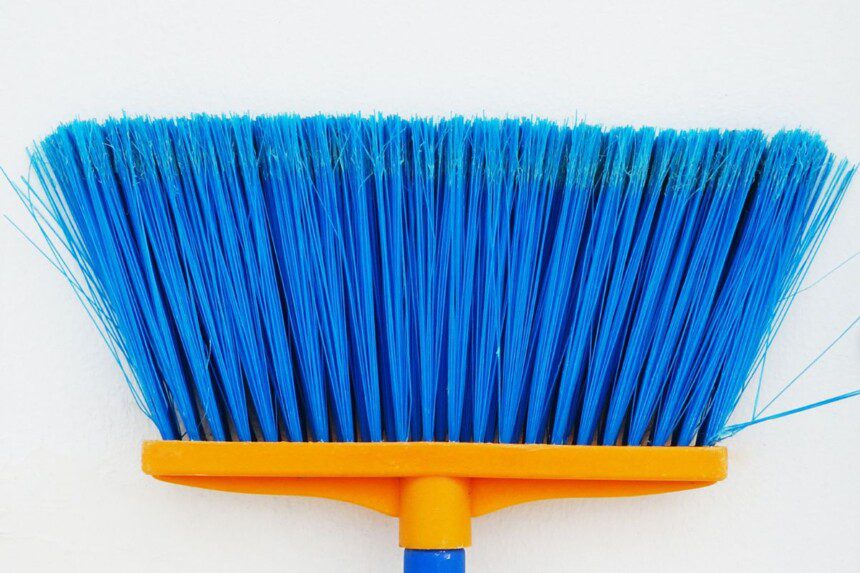 Plastikinio maišelio ant šluotos triukas: atsisveikinkite su dulkių siurbliu