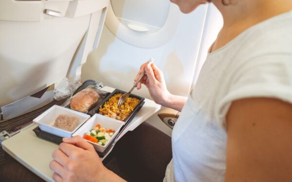 Ką valgyti ir gerti skrydžio metu, kad jaustumėtės patogiau: ekspertų patarimai