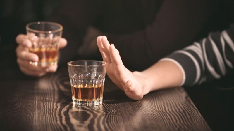 Kada reikėtų visiškai atsisakyti alkoholio: gydytojai įvardijo amžių