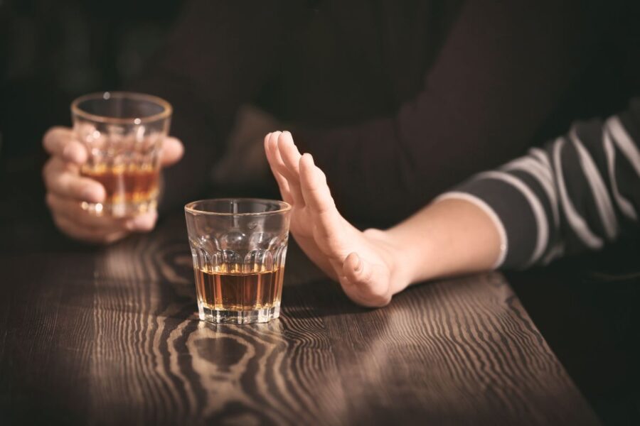 Kada reikėtų visiškai atsisakyti alkoholio: gydytojai įvardijo amžių