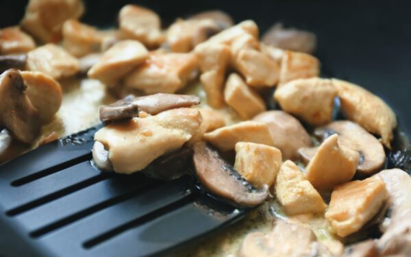 Kaip teisingai kepti grybus, kad jie netaptų tyre: virėjų paslaptis