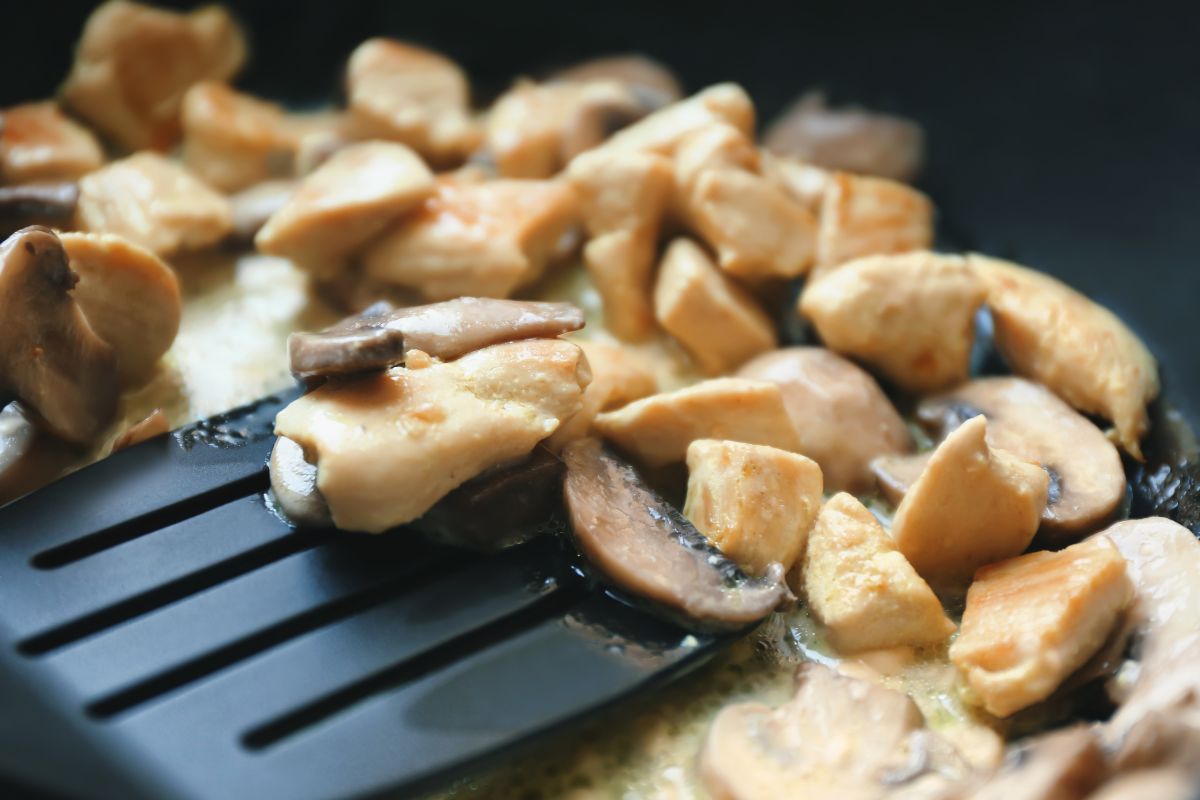 Kaip teisingai kepti grybus, kad jie netaptų tyre: virėjų paslaptis