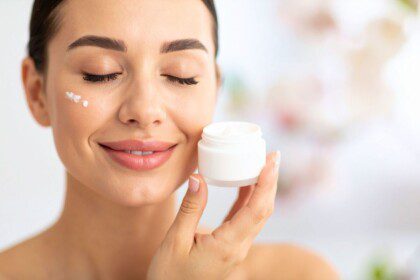 Kodėl kremas su keramidais kartais sausina odą: kada formulė veikia prieš jus
