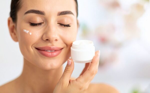 Kodėl kremas su keramidais kartais sausina odą: kada formulė veikia prieš jus