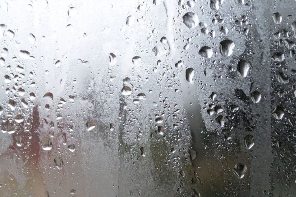 Kodėl plastikiniai langai žiemą rasoja
