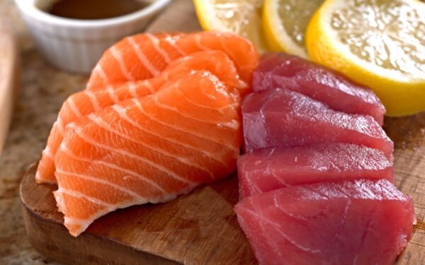 Kuo skiriasi lašiša ir tunas: kuri žuvis naudingesnė dėl Omega-3