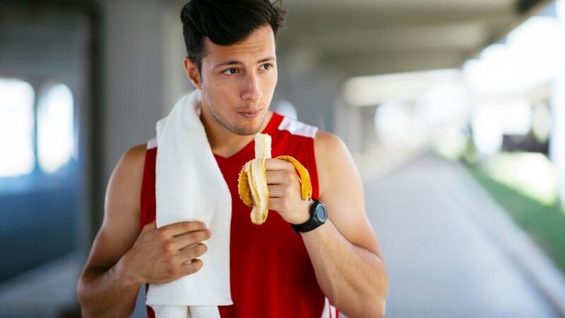 Bananai prieš treniruotę: kada ir kaip juos valgyti, kad gautumėte maksimalią naudą
