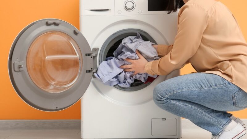 Ar tikrai reikia skalbiant drabužius išversti į išvirkščią pusę: daug kas daro vieną paprastą klaidą