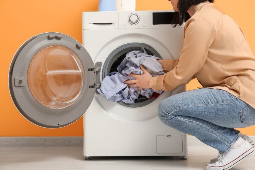 Ar reikia skalbiant išversti drabužius į išvirkščią pusę: paprasta klaida, kuri gadina audinius
