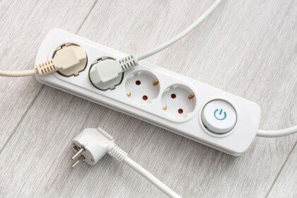 Ekspertas įspėja, kokių prietaisų niekada nejungti į ilgintuvą