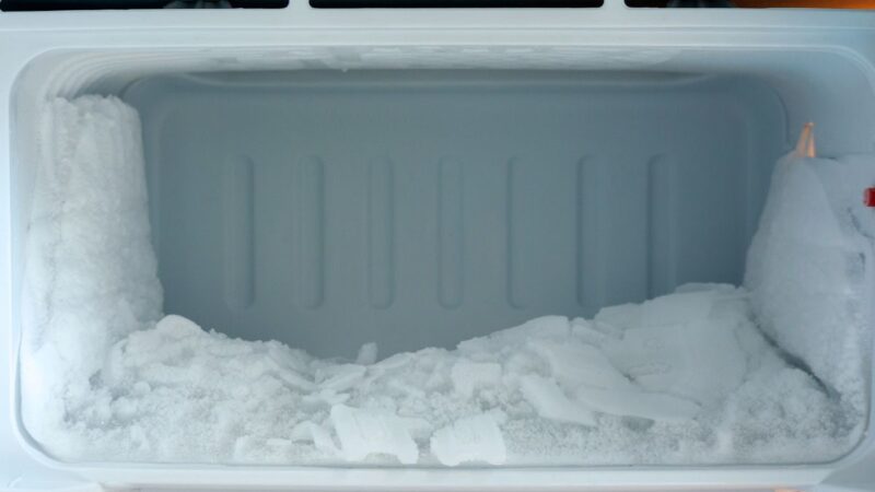 Ekspertai paaiškino, kaip lengvai išvengti dažno šaldytuvo ar šaldiklio atitirpinimo