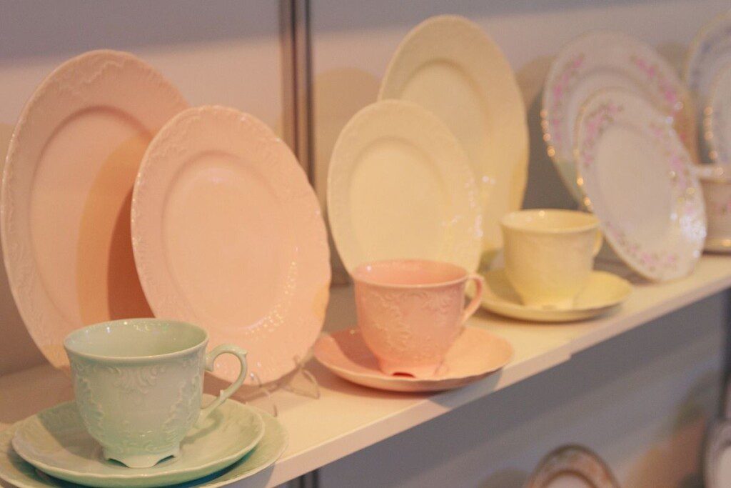 Kaip greitai nuimti lipdukus nuo naujų indų?