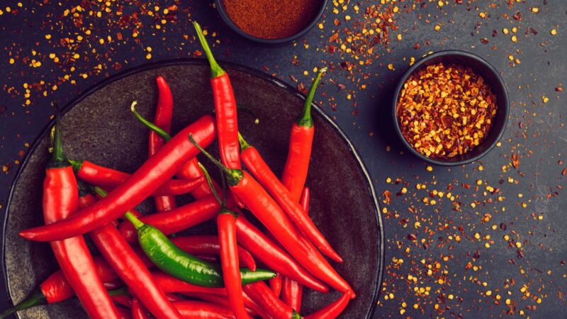 Kodėl vanduo tik pablogina situaciją, kai aštrus maistas degina, ir kas iš tikrųjų padės