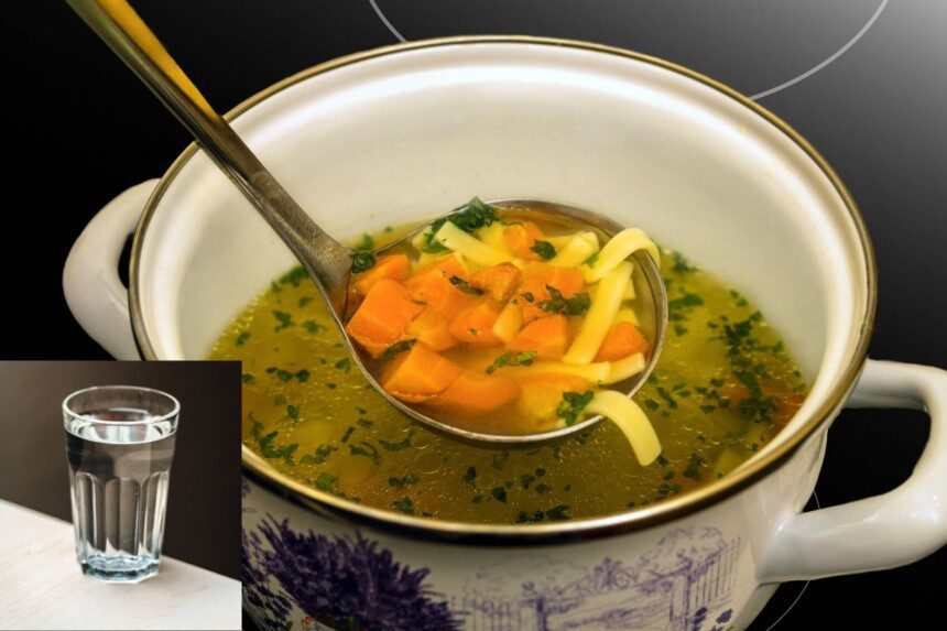 Kodėl verdant mėsą į puodą dedama stiklinė: mažai žinomas metodas skaidriam sultiniui