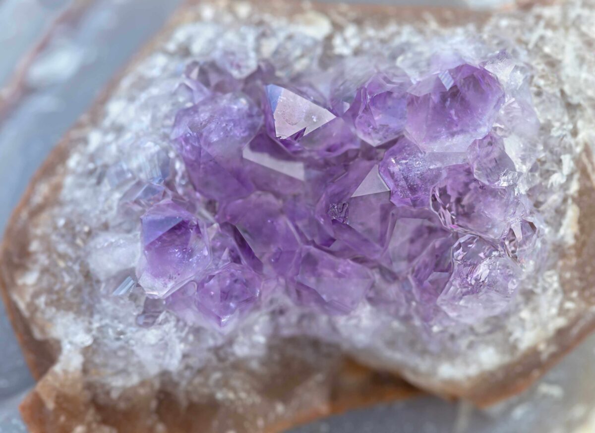 Pirmadienio akmenų vadovas (Lapkričio 10 d.): Sužinokite, kuris brangakmenis šiandien atveria aiškumą ir dvasinį augimą keliems zodiako ženklams!