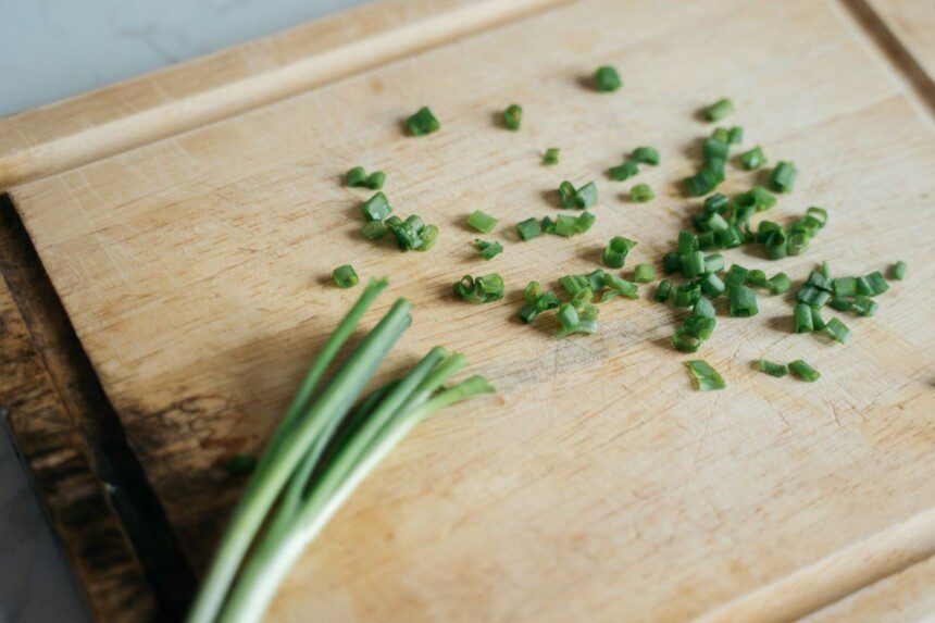 Pjaustymo lenta nebejuoduoja ir nesmirdi: paprastas būdas su „tais milteliais“, kuris veikia per naktį