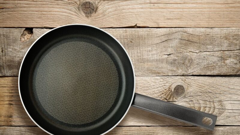 Ne kabliukui: tik sulaukęs 40-ies sužinojau tikrąją skylutės keptuvės rankenoje paskirtį – net neįsivaizdavau