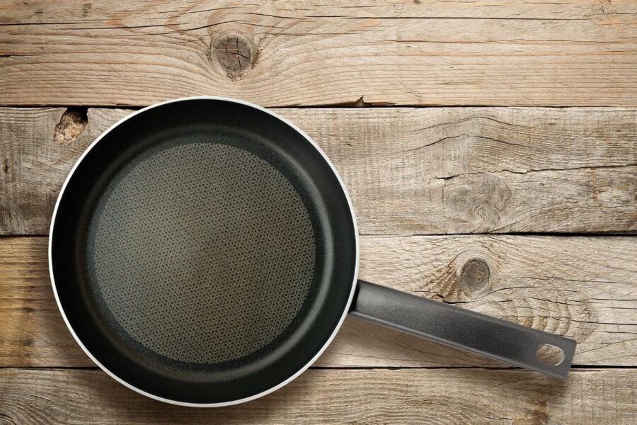 Kam iš tikrųjų skirta skylutė keptuvės rankenoje: triukas, kurio daugelis nepastebi