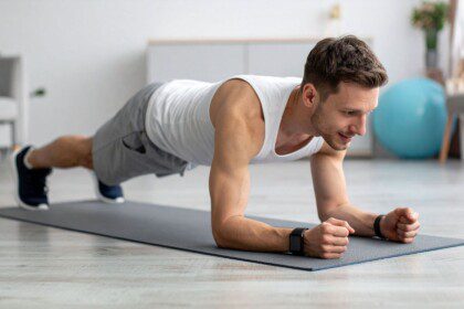 Treniruočių rinkinys bet kokio amžiaus žmonėms: trys pratimai stipriam kūnui