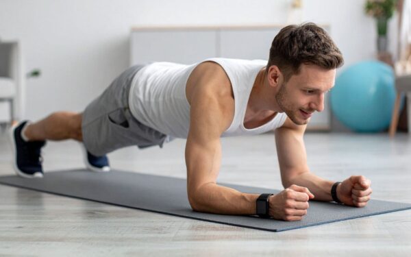 Treniruočių rinkinys bet kokio amžiaus žmonėms: trys pratimai stipriam kūnui