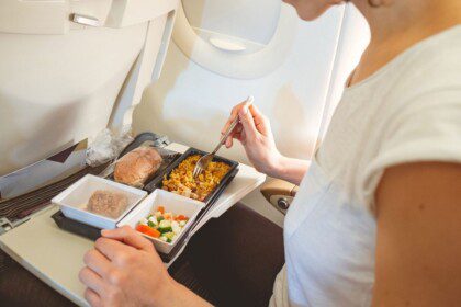 Populiarus užkandis uždraustas lėktuvuose – gali savaime užsiliepsnoti