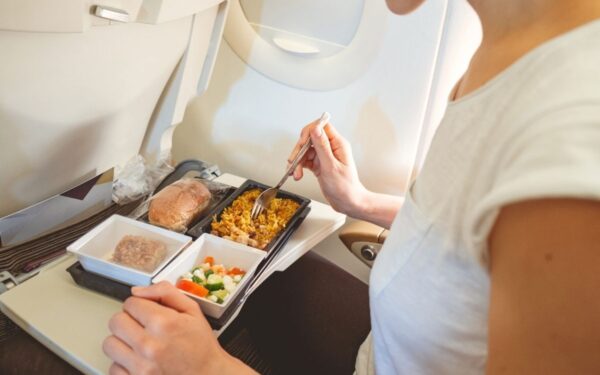 Populiarų užkandį uždraudė gabenti lėktuvuose — jis gali „spontaniškai užsidegti“