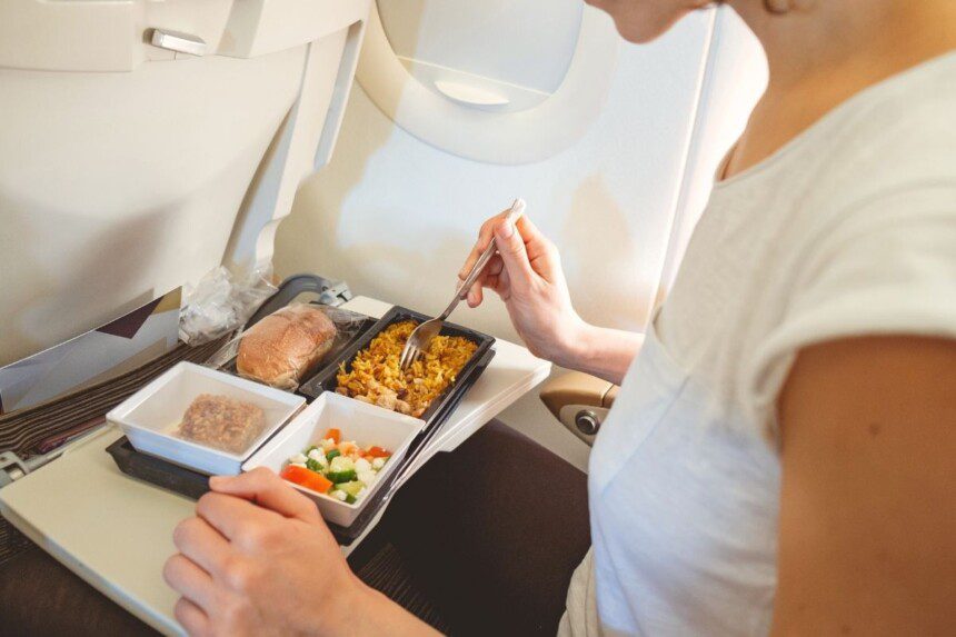 Populiarus užkandis uždraustas lėktuvuose – gali savaime užsiliepsnoti