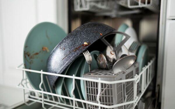 Namuose naudojate indaplovę? Jokių būdu nedėkite šių 8 daiktų