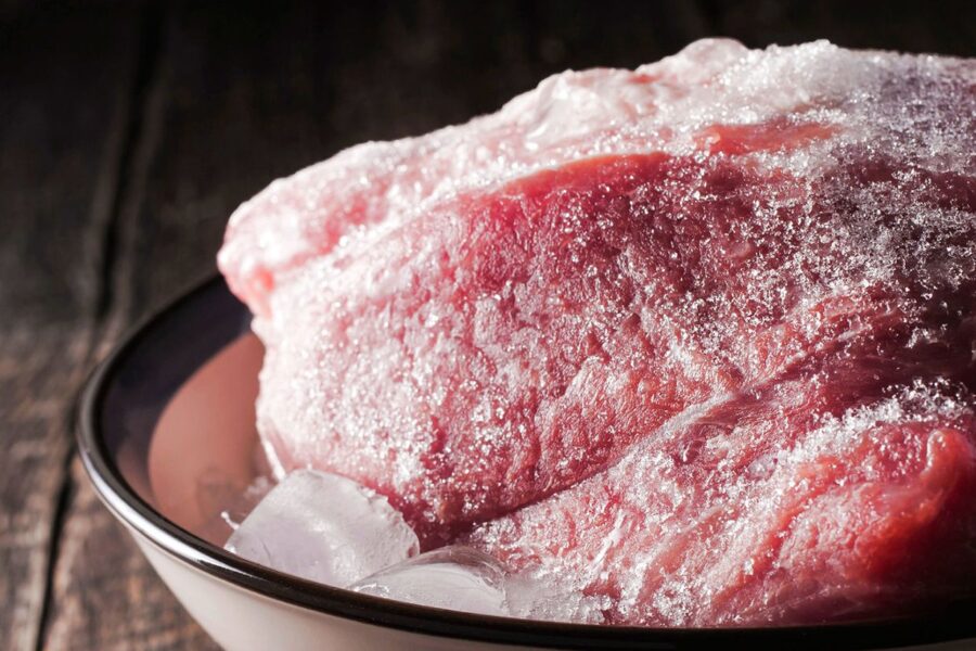 Profesionalų slepiama gudrybė: genialus triukas akimirksniu atšildyti mėsą: